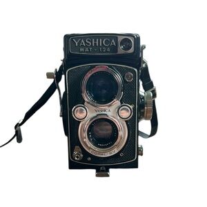 Yashica MAT-124 Black Twin Lens Reflex Camera